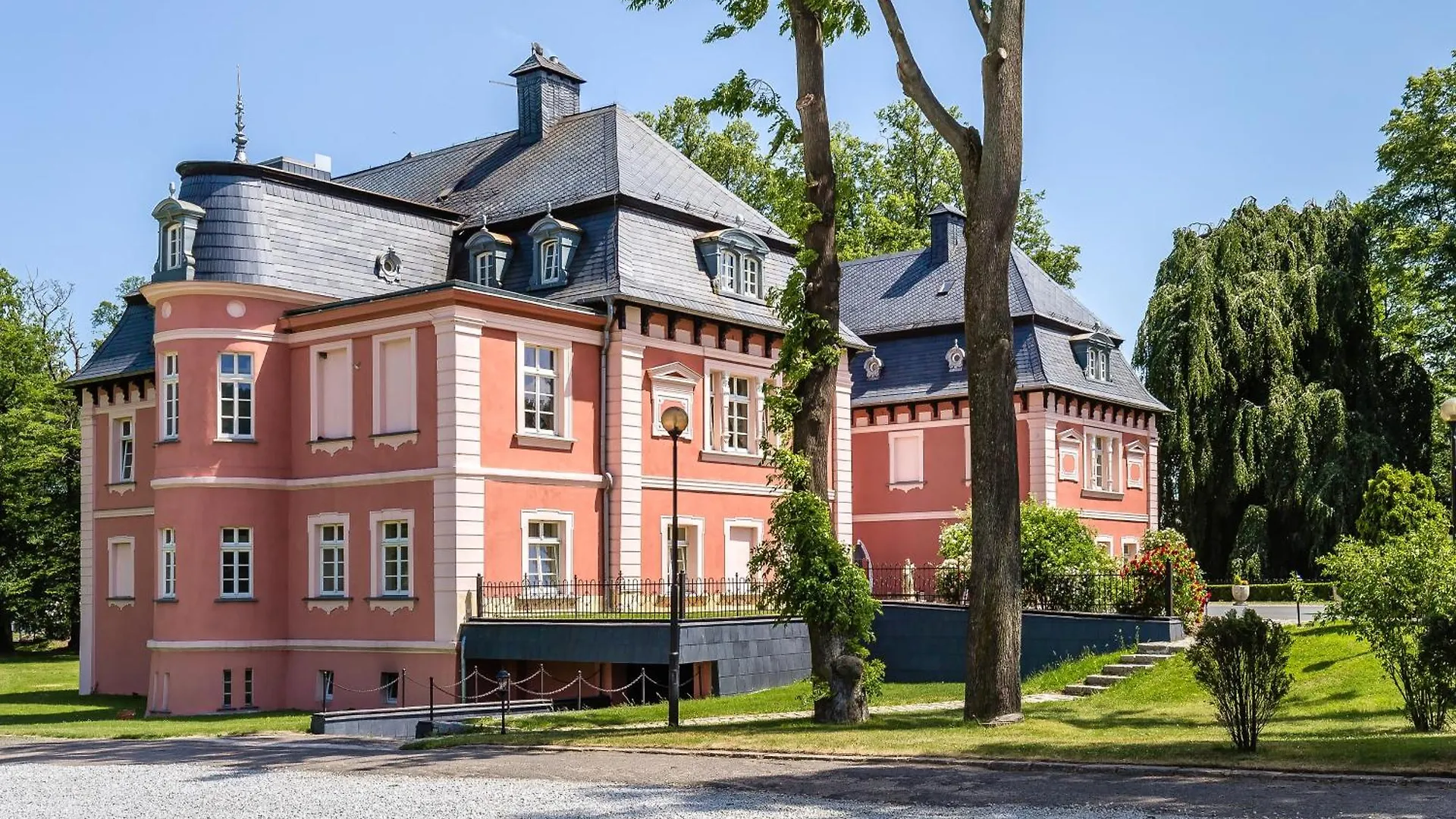 Palac Spiz Milkow Kolo Karpacza Miłków